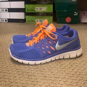 *SOLD!* Nike sneakers women’s 9.5